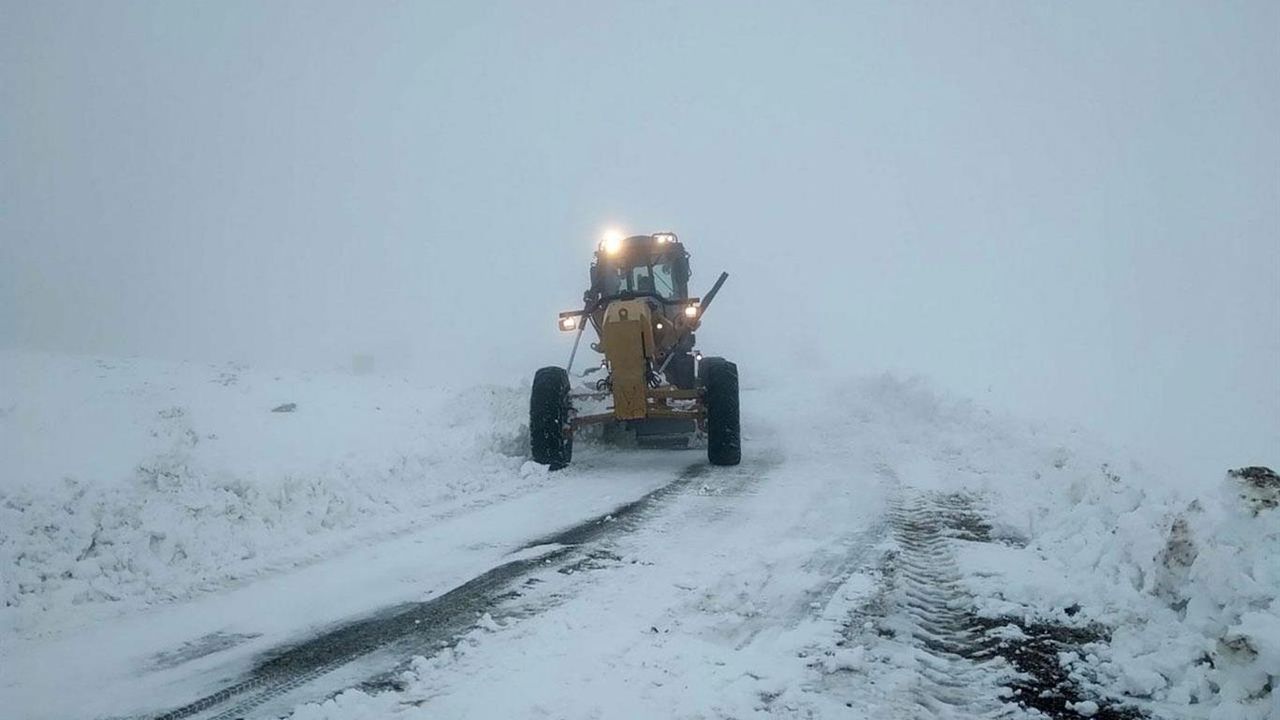 Kar 4 ilde 220 köy yolunu ulaşıma kapattı