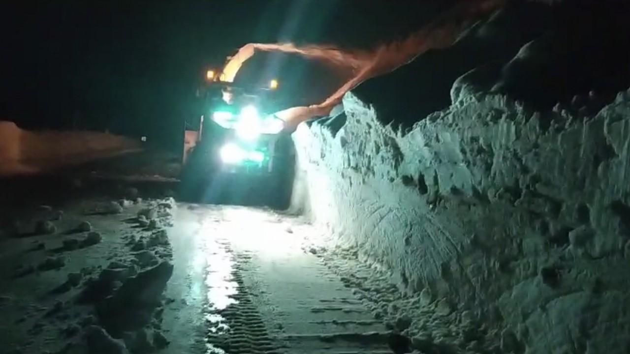 "Turuncu elbiseliler" gece iş başında: 3 metrelik karlı yolu açma çalışması