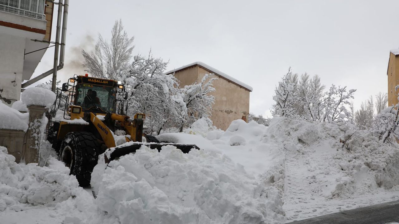 Bitlis'te dünden bu yana 215 köy yolu ulaşıma açıldı