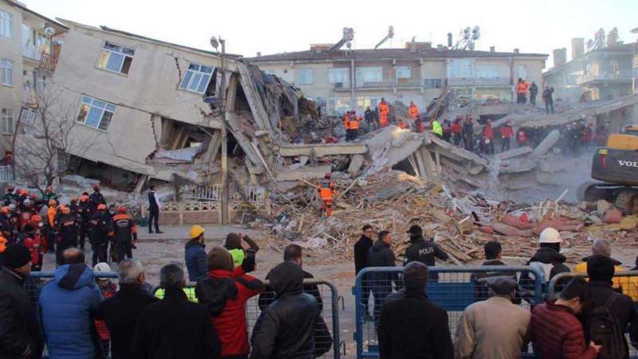 Depremde hayatını kaybedenler dualarla anıldı