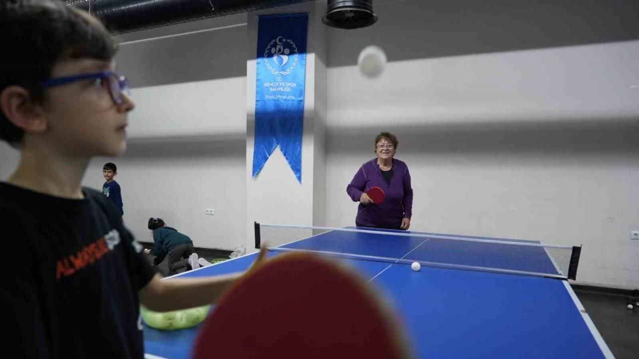 77 yaşındaki Dilek teyze masa tenisi tutkusundan hiç vazgeçmedi