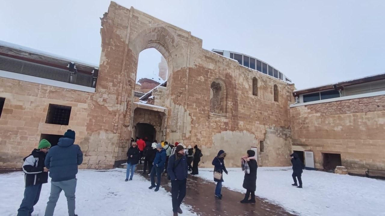 Doğu Anadolu'nun Tarihî İncisi İshak Paşa Sarayı, Kar Beyazına Büründü