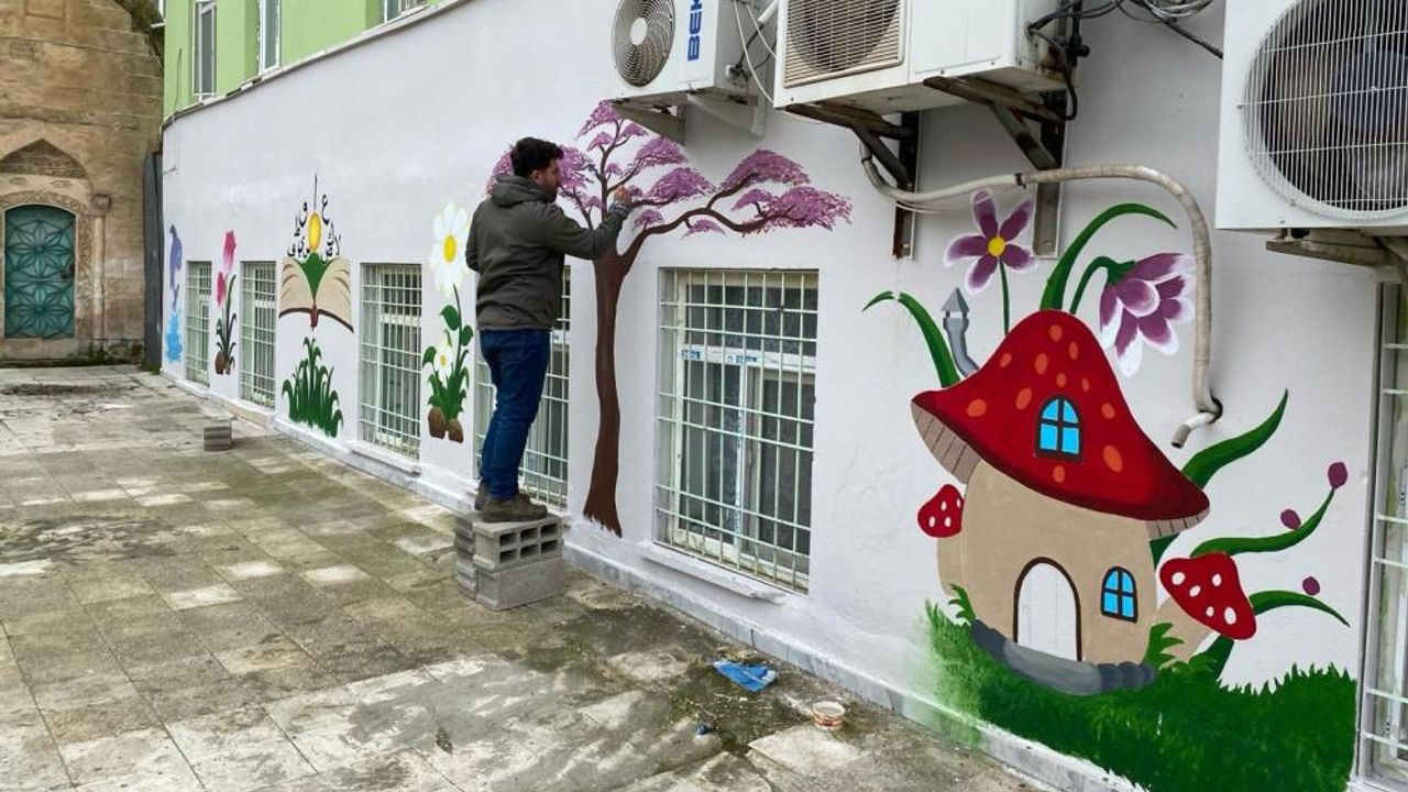 Çınar'daki Cami Bahçesi Renkleniyor