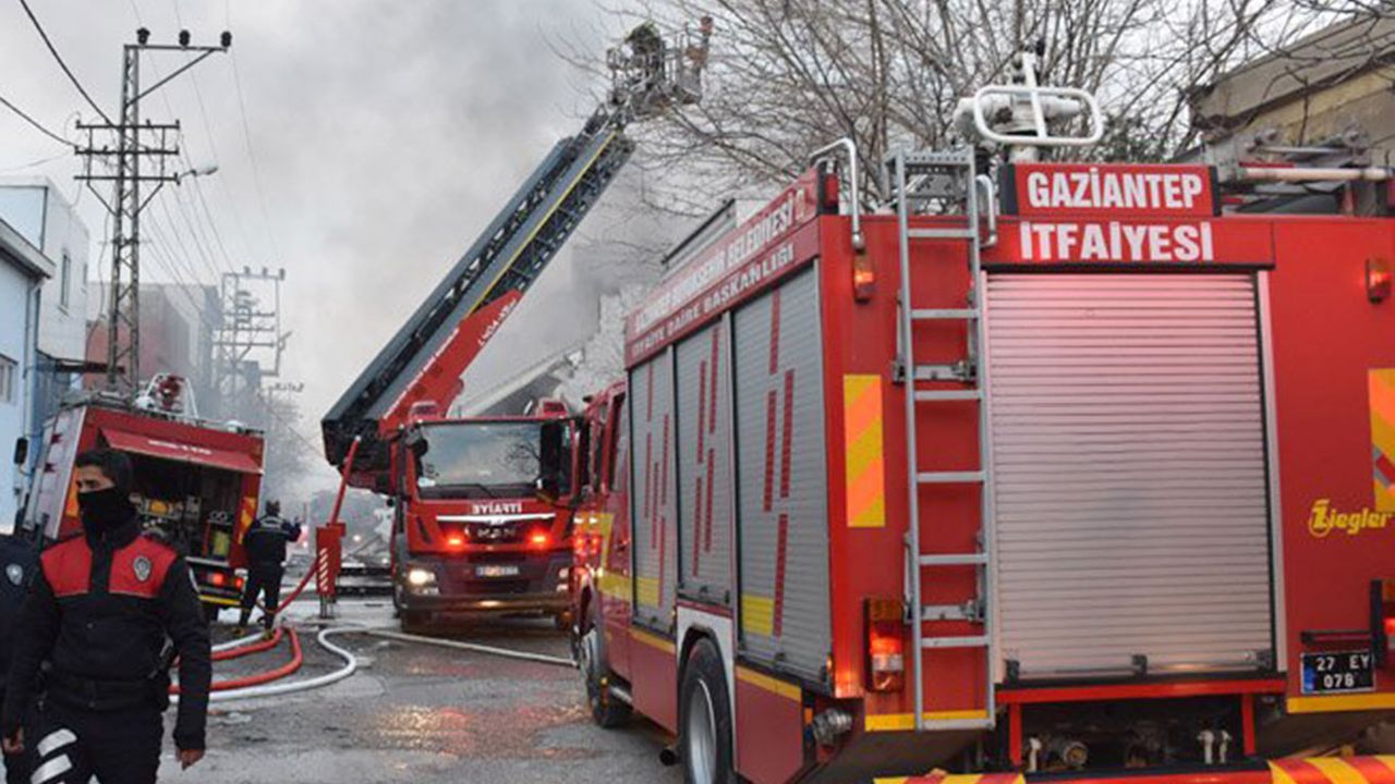 Gaziantep'te tekstil fabrikası yangına teslim