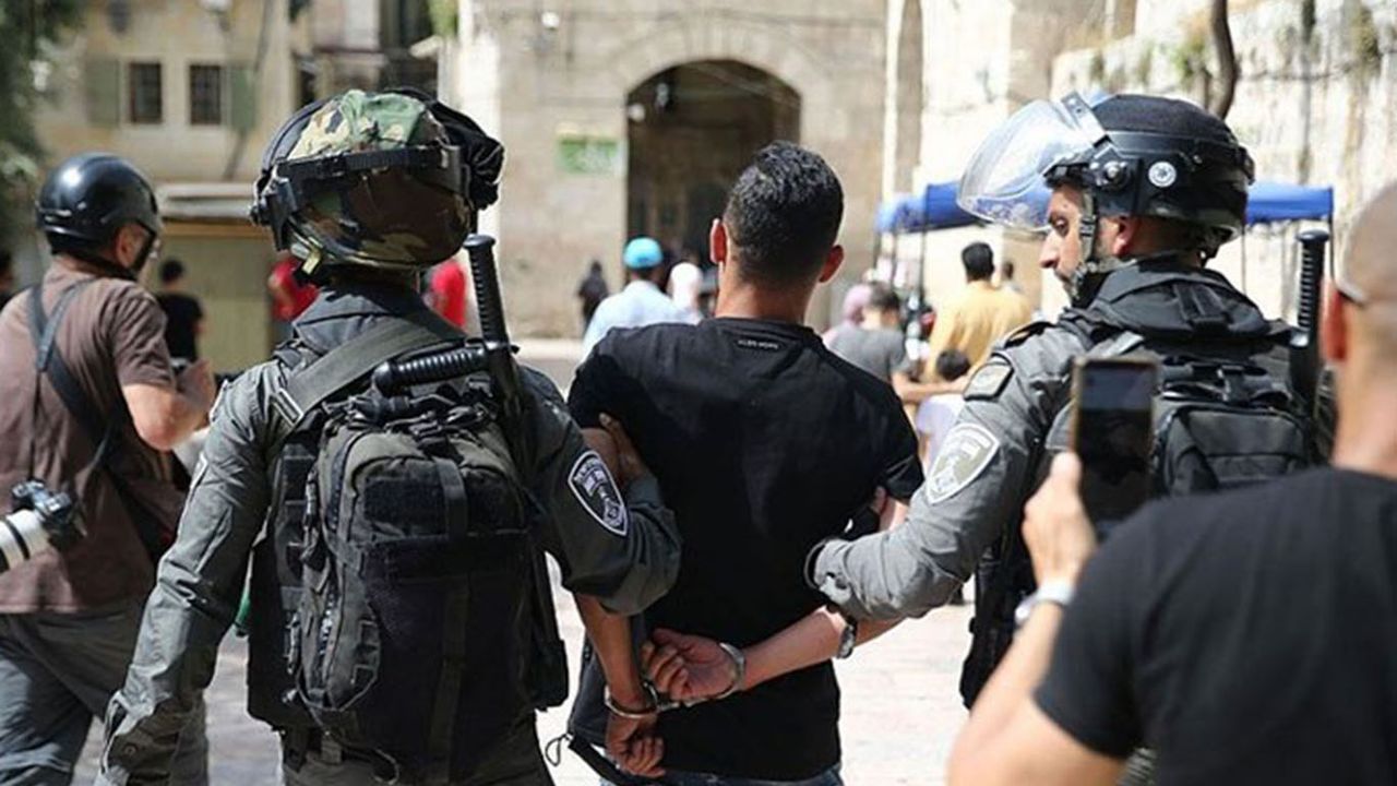 İsrail Batı Şeria'da 3 genci alıkoydu