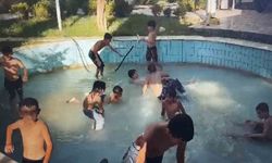 Sıcak havadan bunalan çocuklar süs havuzuna daldı