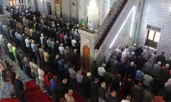 Gazze'de şehid olanlar için gıyabi cenaze namazına duruldu