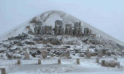 Nemrut'ta sonbaharda kar yağdı