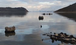 "Van Gölü'nde Su Seviyesi Düşüyor: Mikrobiyalitler Balıkçıları Tehdit Ediyor"