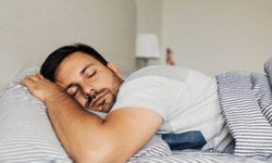 Yanlış uyku pozisyonu ağrılara yol açabilir