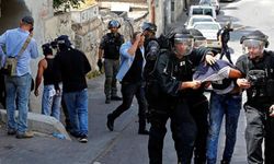 Batı Şeria'da 10 Filistinliyi daha alıkoydu