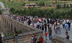 Diyarbakır'da Bahar Keyfi: On Gözlü Köprü Ziyaretçi Akınına Uğradı