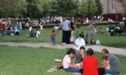 Diyarbakır'da insanlar serinlemek için parklara akın ediyor