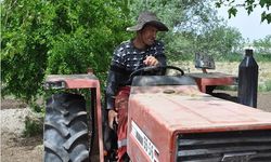 Traktörüyle geçimini sağlayan çiftçi, üç günlük işi bir saate bitiriyor
