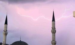 Yüksekova’da cami minareleri arkasında çakan şimşeklerden görsel şölen