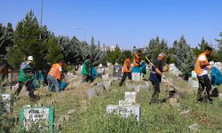 Diyarbakır'da Mezarlık Temizliği Başladı