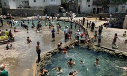 Diyarbakır'da Çocuklar Tarihi Anzele Suyu'nda Serinliyor