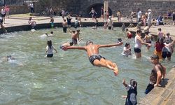 Diyarbakır’da Sıcaklıklar 40 Derecenin Üzerinde, Çocuklar Süs Havuzlarına Akın Ediyor