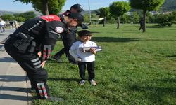 Polis Denetimlerinde Çocuklara Özel İlgi ve Hediyeler Verildi