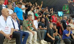 TFF Başkanı Hacıosmanoğlu Amedspor taraftarı arasında maç izledi