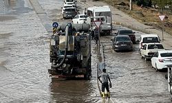 Diyarbakır'daki sağanak yağış sonrası Elâzığ Bulvarı göle dönüştü