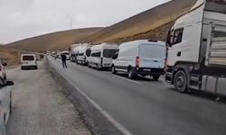 Başkale'de iki tır çarpıştı, yol 2 saat ulaşıma kapandı