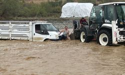 Diyarbakır'da aşırı yağış sonucu şoför mahsur kaldı