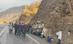 Hakkari'de minibüs takla attı: 11 yaralı