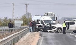 Eğil yolunda iki araç kafa kafaya çarpıştı