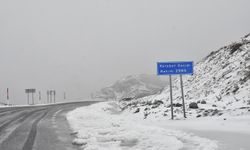 Karabet Geçidi'nde kar yağışı trafiği engeledi