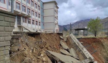 Aşırı yağış Sason’da okul duvarını yıktı