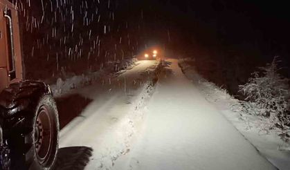 Kar yağışı nedeniyle araçlar yolda mahsur kaldı