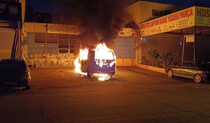 Batman'da park halindeki minibüs yandı