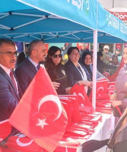 Kaymakamlık vatandaşlara Türk bayrağı dağıttı