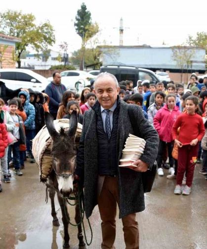 İmza gününe eşekle geldi