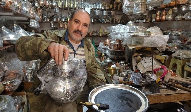 Mardinli kardeşler babalarından öğrendikleri bakırcılığı sürdürüyorlar - VİDEOLU