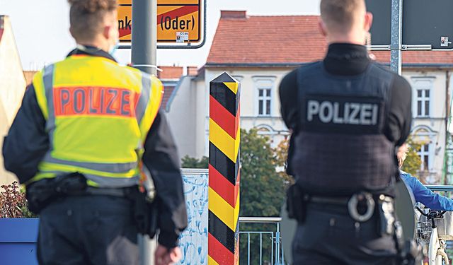 Almanya'da kaçak göçmenlere yasa dışı ikamet izni veren 10 kişi yakalandı