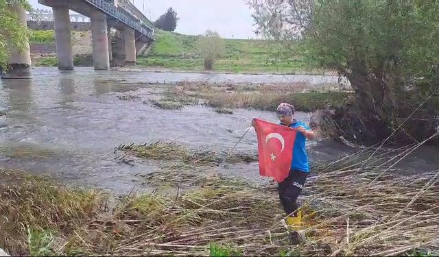Bağıvar Mahallesi'nde Arama Kurtarma ekiplerinin Türk Bayrağı hassasiyeti