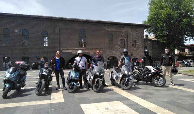 Motosiklet Tutkunları Diyarbakır Ulu Cami Önünde