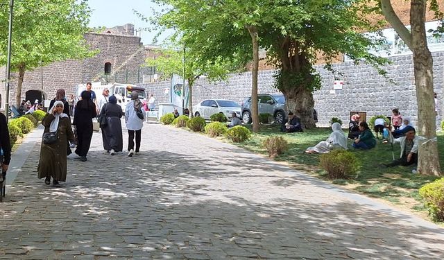 Diyarbakır'ın Tarihi Mekanları, Bahar Sıcaklarında Vatandaşları Ağırlıyor