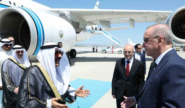 Cumhurbaşkanı Erdoğan, Kuveyt Devlet Emiri Şeyh El Sabah’ı havalimanında karşıladı