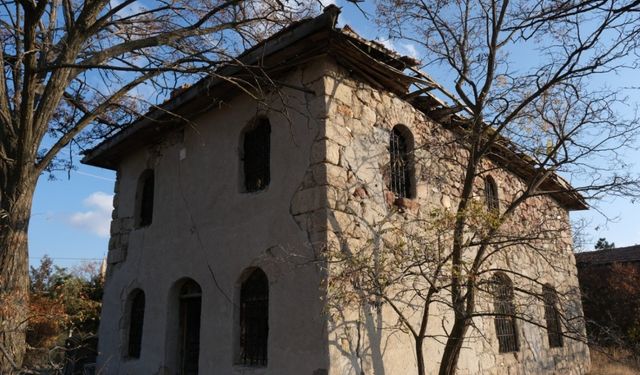 Asırlık Camii harabeye döndü