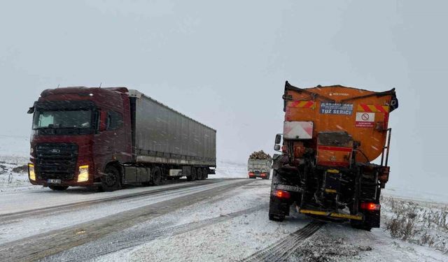 Yollar buz tuttu araçlar yolda kaldı