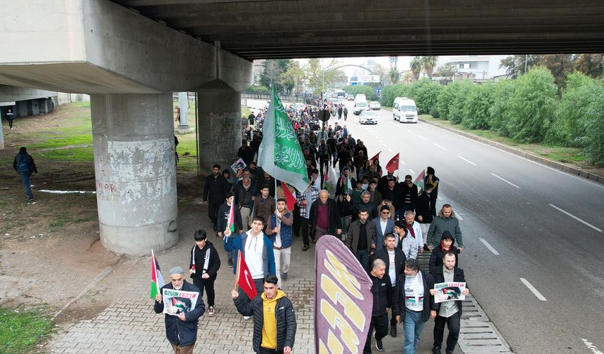 Adana'da yüzlerce kişi Filistin'e destek için yürüdü