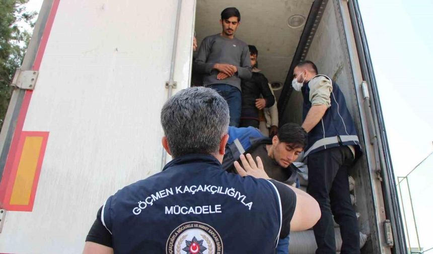Amasya’da mercimek yüklü tırdan 40 kaçak göçmen çıktı