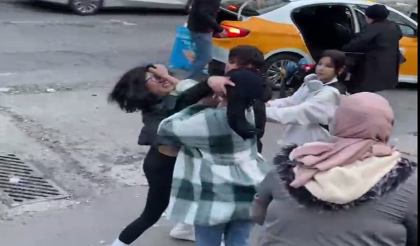 Diyarbakır'da genç kızların peçete kavgası kamerada