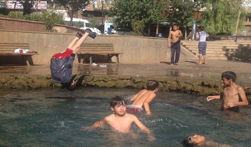 Yazın erken geldiği Diyarbakır'da çocuklar süs havuzlarına yöneldi