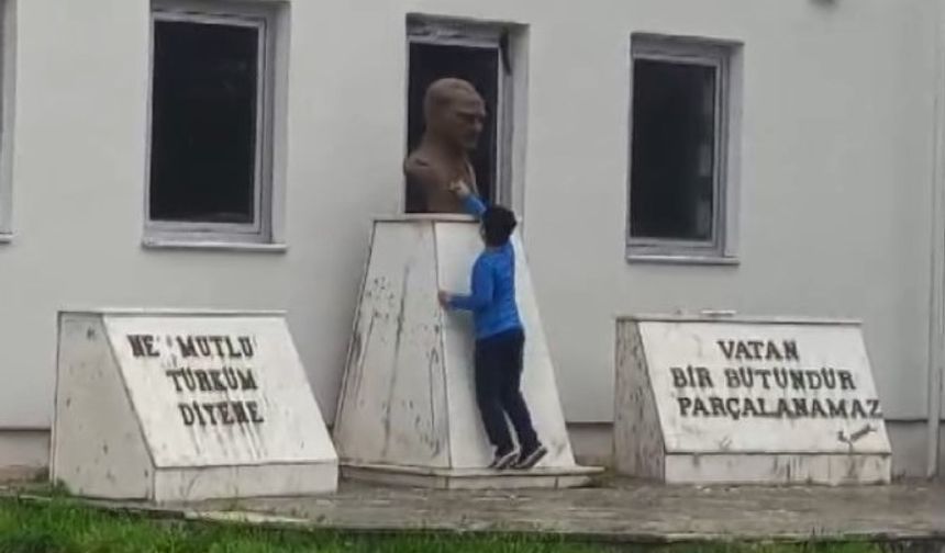 Diyarbakır'da Atatürk Büstünü Temizleyen Poyraz'a Sürpriz
