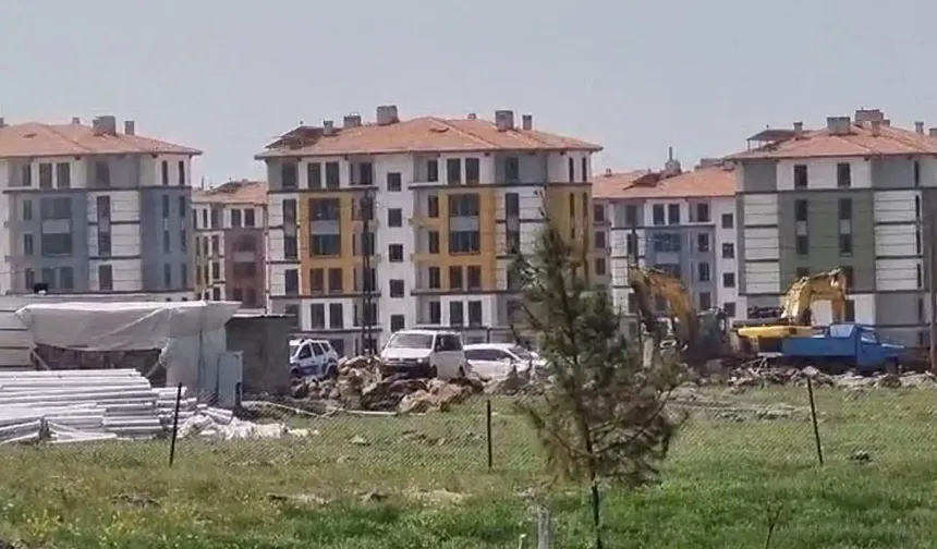 Diyarbakır da Üzerine inşaat demirleri düşen işçi hayatını kaybetti