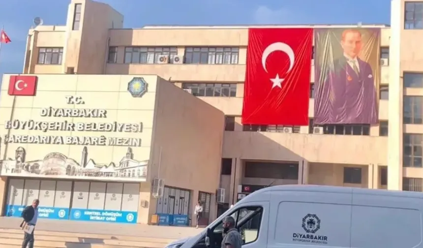 DEM partili belediye dev Türk Bayrağı ve Atatürk posteri binaya astı